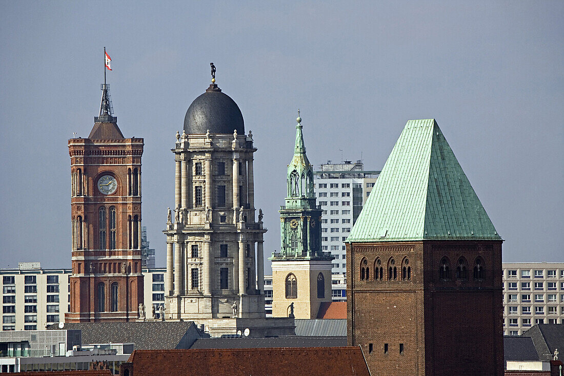 Türme vom Märkischen Museum, Stadthaus, Marienkirche und Rotes Rathaus, Berlin, Deutschland