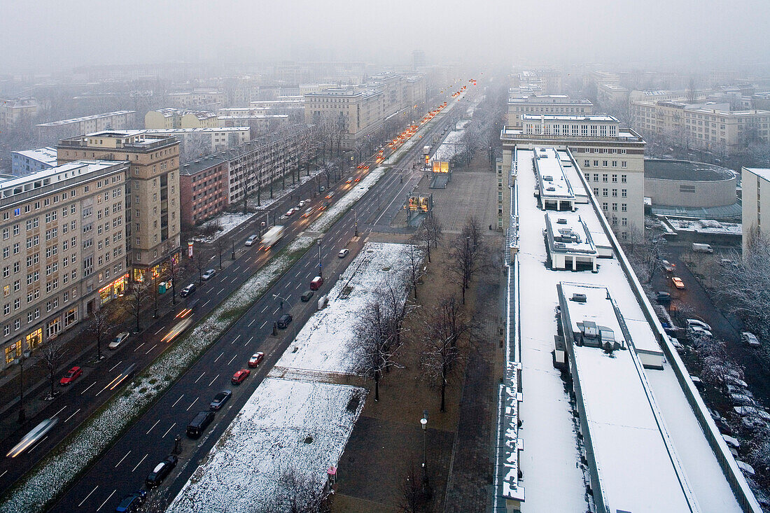 Winter mit Schnee in der Karl-Marx-Allee, Arbeiterpaläste, Berlin