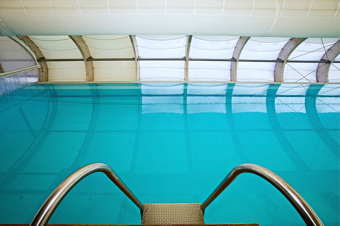 Badeschiff an der Arena, Spree, Architekten AMP architectos, Pool in einem Lastkahn, im Winter überdacht, Wellness Insel