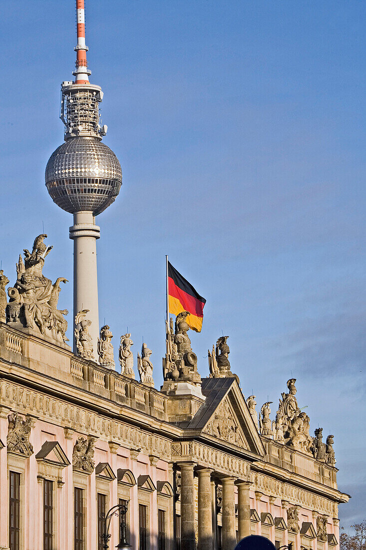 Dachfiguren Zeughaus, Deutsches Historisches Museum, Unter den Linden, Kuppel vom Fernsehturm Alex