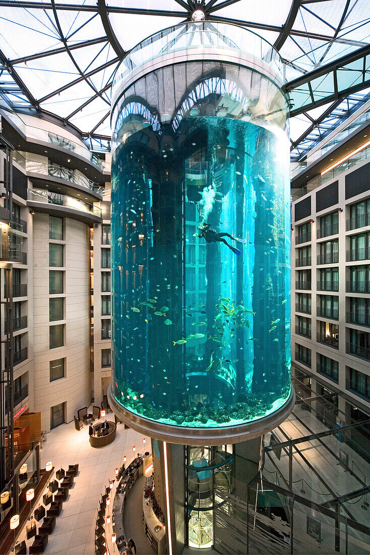 AquaDom im Radisson SAS Hotel, mit dem Fahrstuhl befahrbares Aquarium. Taucher reinigen und füttern die über 60 Fischarten