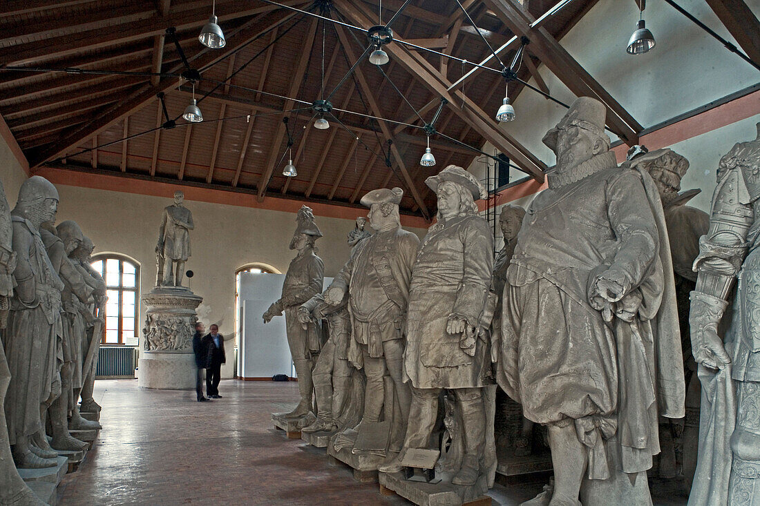 Berliner Lapidarium in einem ehemaligen Pumpwerk am Halleschen Ufer beherbergt historische Denkmale, Originale aus dem Tiergarten, dort Repliken, Ritter, Ratsherren, Herrscher