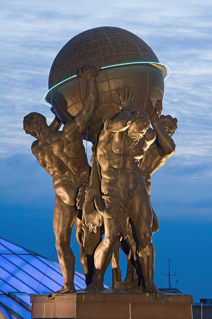 Abendstimmung, Museum für Kommunikation, Glaspyramide und Gigantengruppe auf der Attika, Weltkugel tragende Atlanten