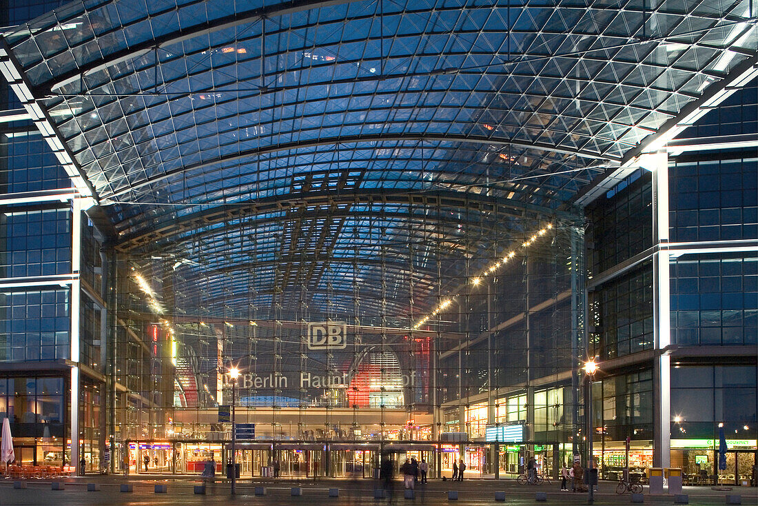 Hauptbahnhof, in dem Neubau an Stelle des ehemaligen Lehrter Bahnhofs kreuzen sich nach achtjähriger Bauphase zwei Bahntrassen, eine neue unterirdische Nord-Süd-Linie und die existierende oberirdische ICE-Trasse. Die Architektengruppe GMP machten diese Be