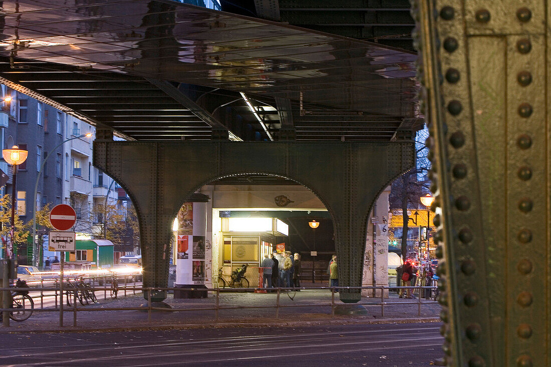 Schönhäuser Allee S-Bahn, snack bar, elevated railway