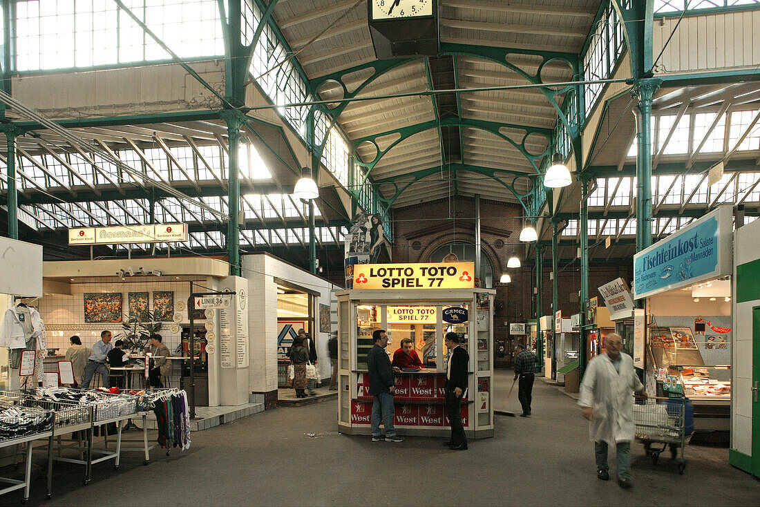 Markthalle IX, Eisenbahnhalle, Eisenbahnstraße, Kreuzberg, Holzdecke durch gusseiserne Säulen getragen, Denkmalschutz.