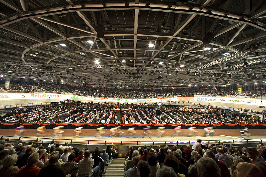 Sechstagerennen im Velodrom, 1993 nach Plänen des französischen Architekten Dominique Perrault gebaute Velodrom hat eine Spannweite von 115 Metern, die 250 Meter lange Radrennbahn ist alljährlich Austragungsort des Sechstagerennens. 12.000  Zuschauerplätz