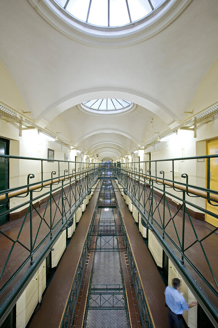 Moabiter Untersuchungsgefängnis, fünf viergeschossige Gefängnisflügel gehen sternförmig von der 25 Meter hohen kuppelüberdachten Zentralhalle aus.