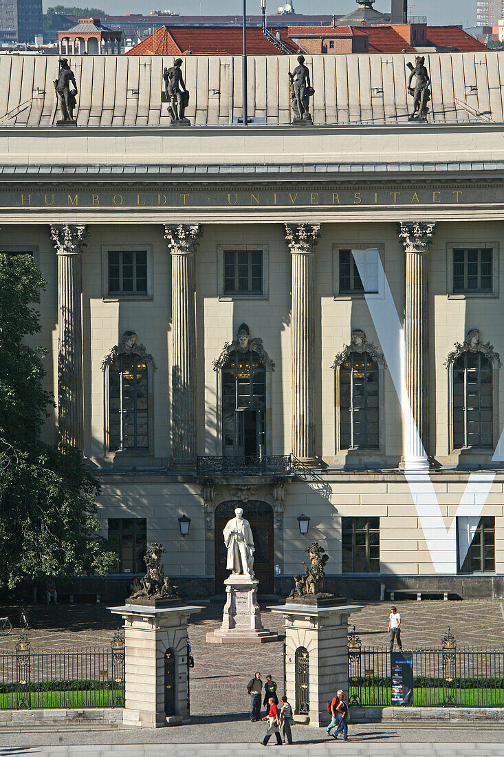 Eingang der Humboldt-Universität zu Berlin, kurz: HU Berlin, ist die älteste der Berliner Hochschulen, Berlin