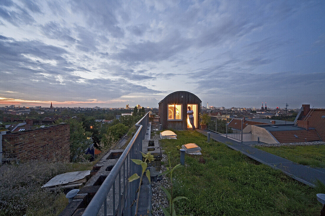 Europa, Deutschland, Berlin, Hauptstadt, Landeshauptstadt, Mitten auf einem erhöht auf dem Kreuzberg stehenden Berliner Mietsblock haben sich Bewohner ein Dachstudio mit Minigarten geschaffen. Eine Wendeltreppe führt von der Wohnküche direkt auf das grüne