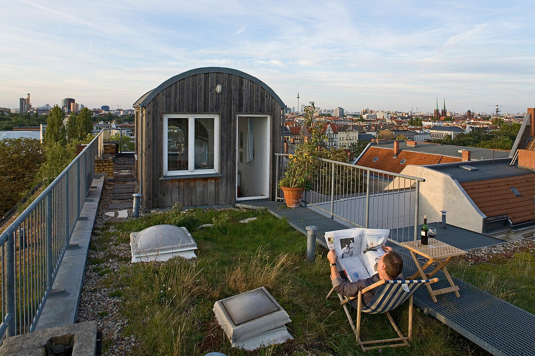 Europa, Deutschland, Berlin, Hauptstadt, Landeshauptstadt, Mitten auf einem erhöht auf dem Kreuzberg stehenden Berliner Mietsblock haben sich Bewohner ein Dachstudio mit Minigarten geschaffen. Eine Wendeltreppe führt von der Wohnküche direkt auf das grüne