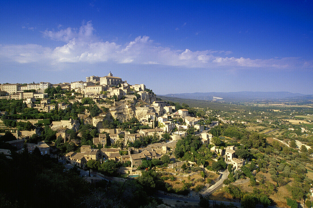 Blick auf das Dorf Gordes unter blauem Himmel, Vaucluse, Provence, Frankreich, Europa