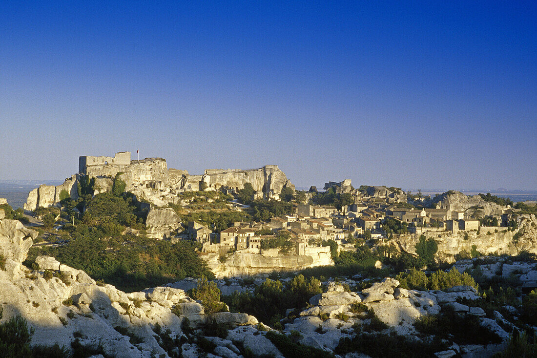 Blick auf das Dorf Les-Baux-de-Provence im Sonnenlicht, Vaucluse, Provence, Frankreich, Europa