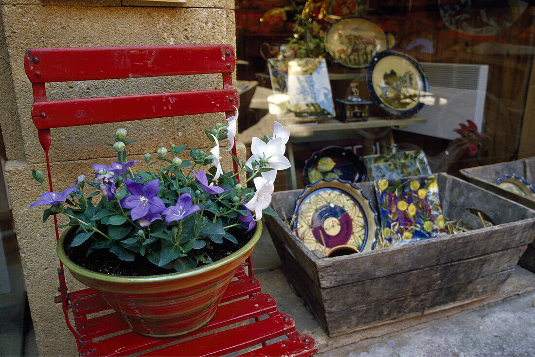 Blumen und Keramik vor einem Souvenirladen in Roussillon, Vaucluse, Provence, Frankreich, Europa