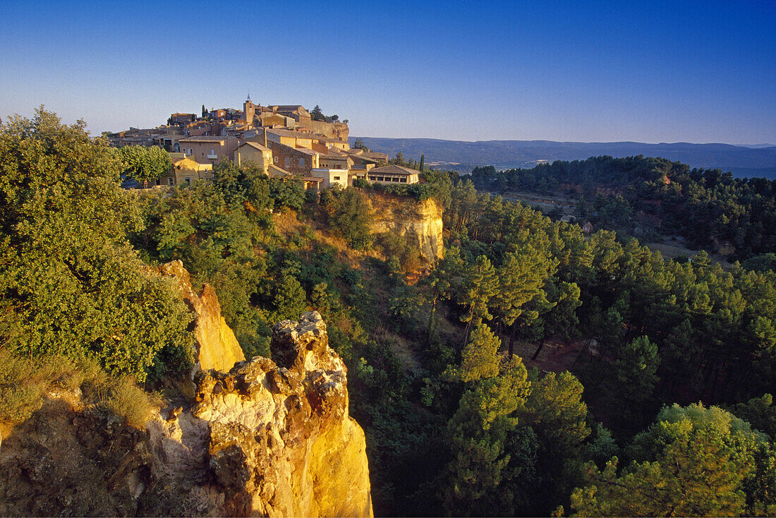 Blick über die Ockerfelsen nach Roussillon, Vaucluse, Provence, Frankreich, Europa