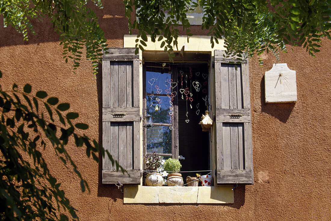 Fenster eines Hauses in Roussillon, Vaucluse, Provence, Frankreich, Europa