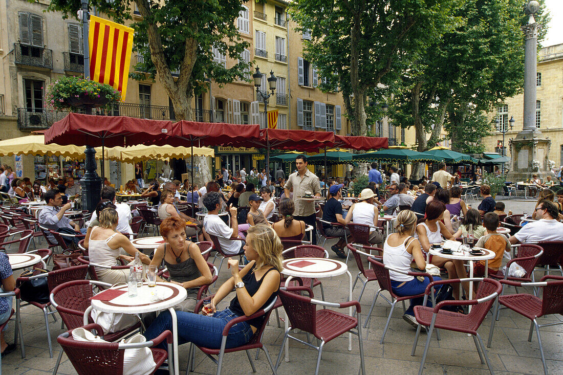 Menschen in Cafes an der Place de la Mairie, Aix-en-Provence, Bouches-du-Rhone, Provence, Frankreich, Europa
