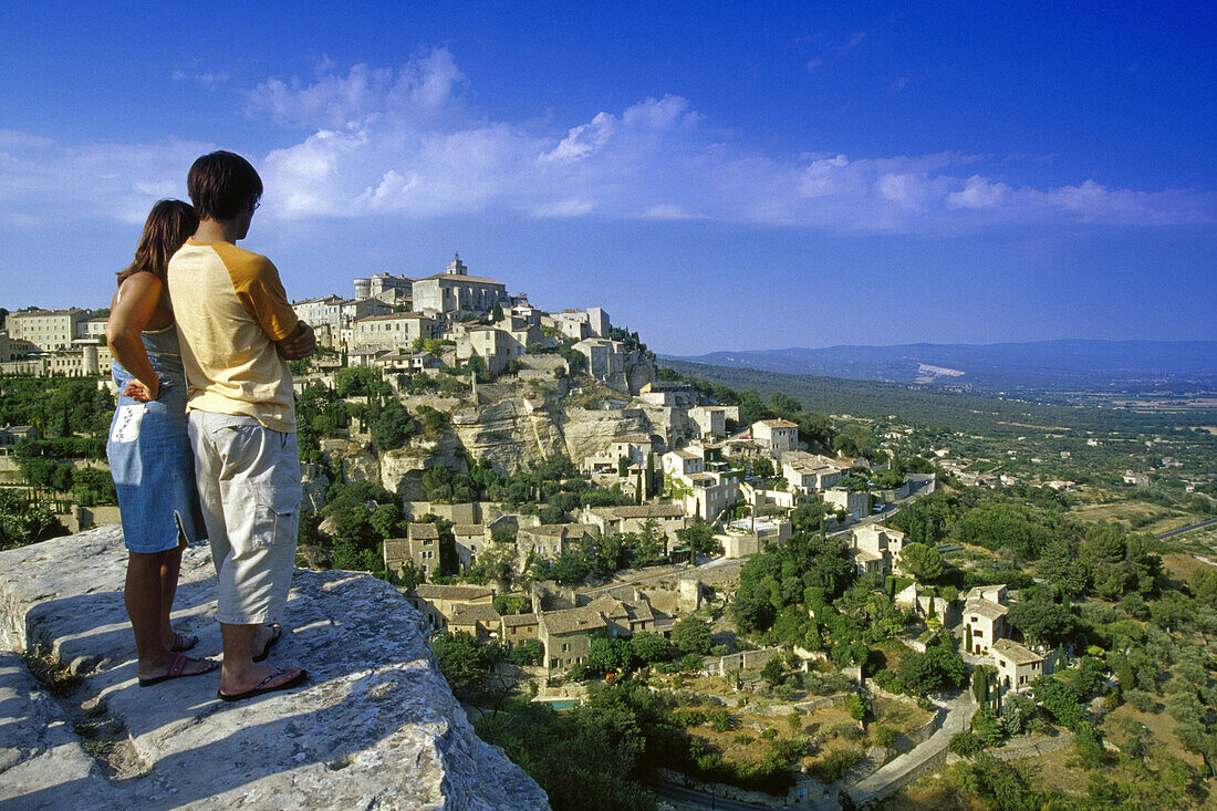 Paar betrachtet das Dorf Gordes, Vaucluse, Provence, Frankreich, Europa