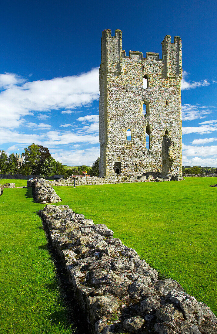 View of Helmsley Castle keep, Helmsley, Yorkshire, UK, England