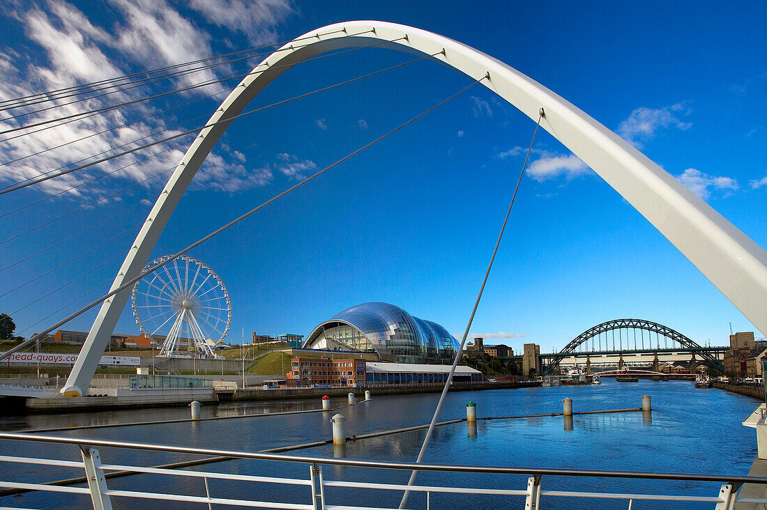 Gateshead Millennium Bridge and the Sage Gateshead Music Centre, Gateshead, Tyne and Wear, UK, England