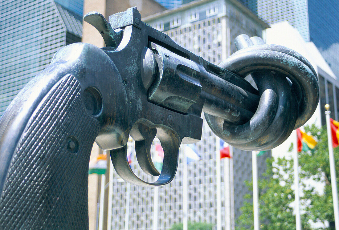 Knotted Gun Monument, New York, New York State, Usa