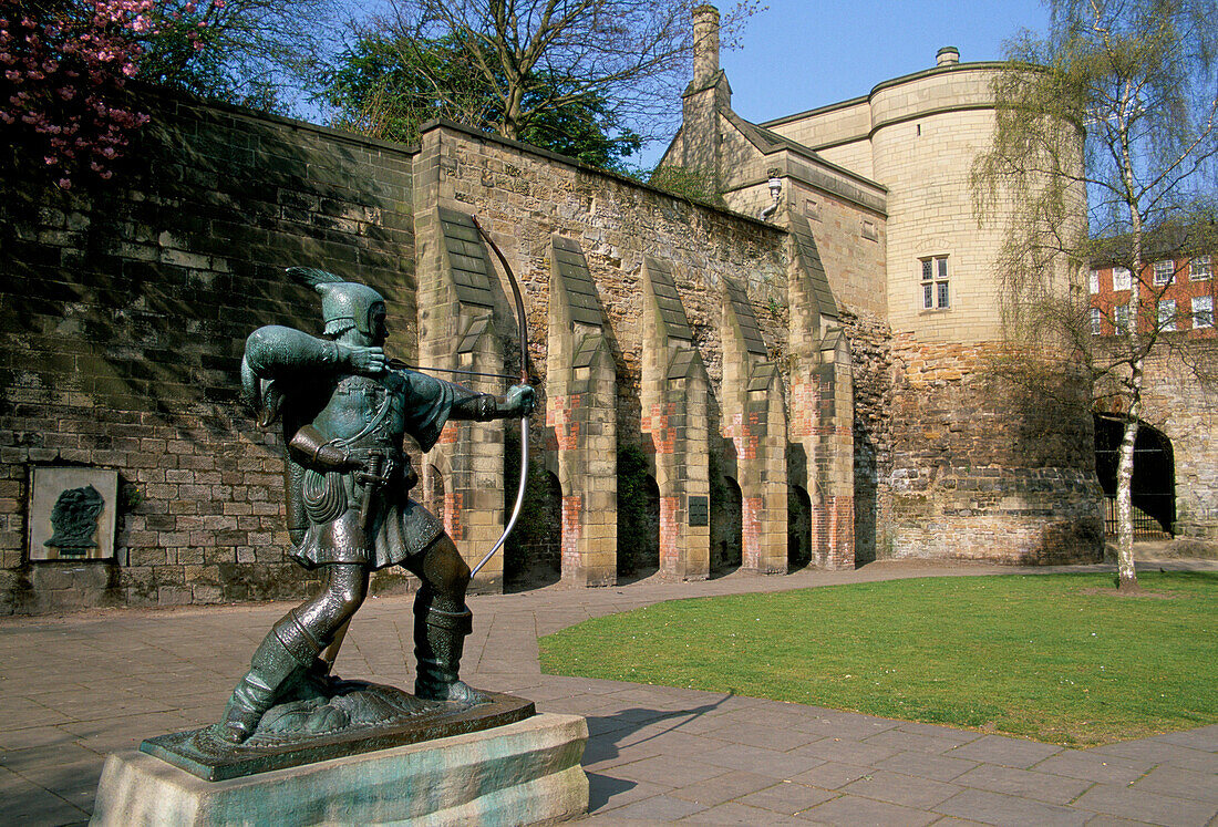 Castle & Robin Hood Statue, Nottingham, Nottinghamshire, UK, England