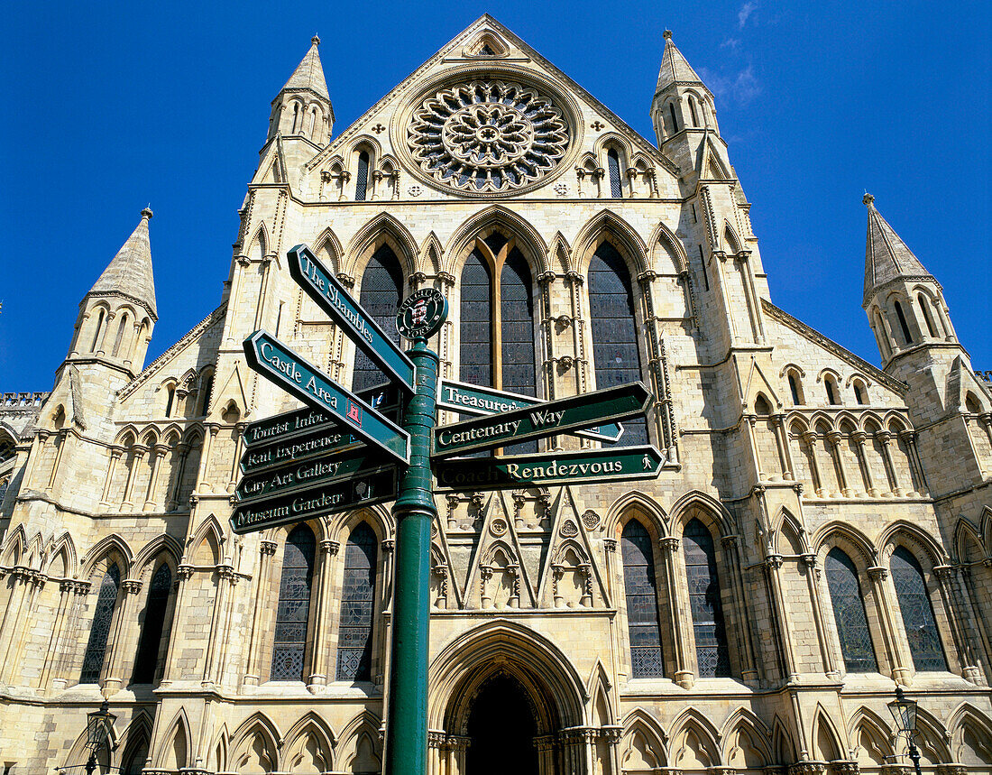 YORK MINSTER, SIGNPOST OUTSIDE SOUTH ENTRANCE, YORK, YORKSHIRE, UK, England