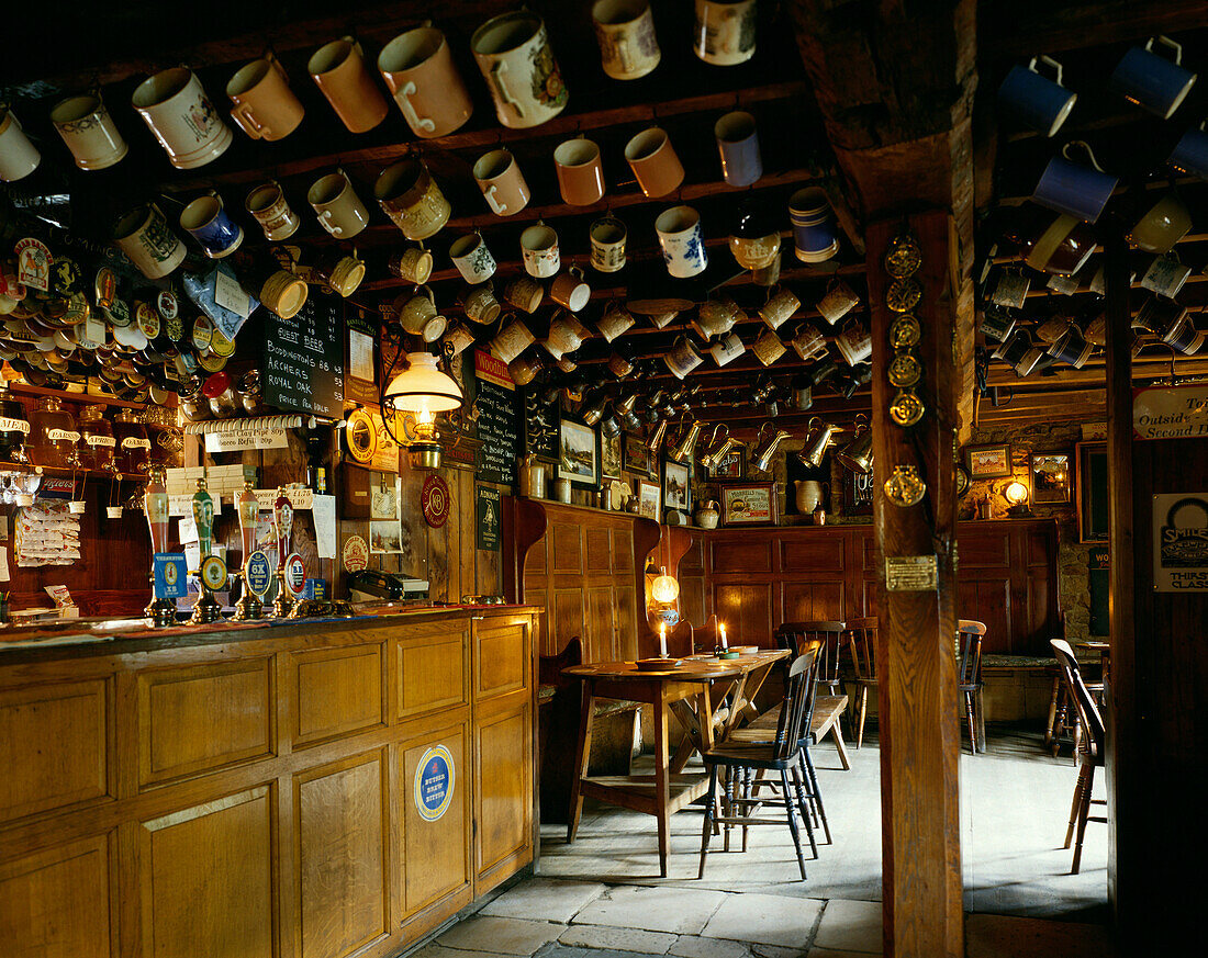 The Falkland Arms pub, interior, Great Tew, Gloucestershire, UK, England