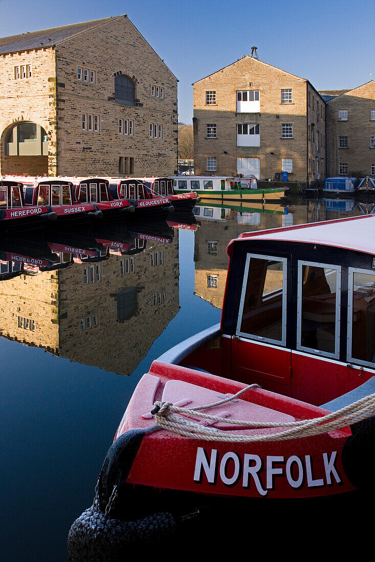 Boats on Rochdale Canal, Sowerby Bridge, Yorkshire, UK, England