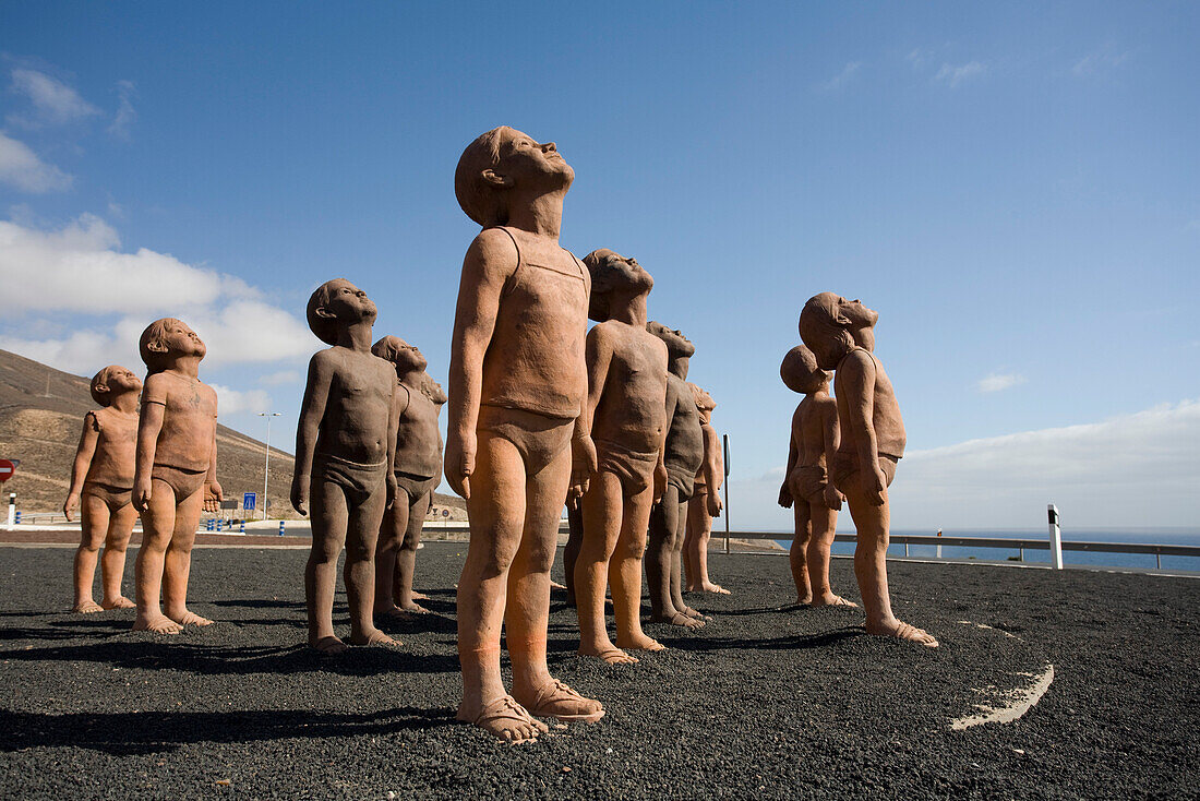 Skulptur an einem Kreisverkehr im Sonnenlicht, Morro Jable, Halbinsel Jandia, Fuerteventura, Kanarische Inseln, Spanien, Europa