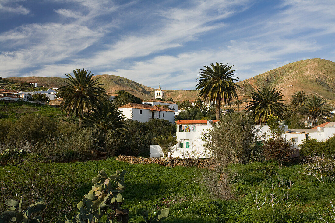 Das Dorf Betancuria unter Wolkenhimmel, Parque Natural de Betancuria, Fuerteventura, Kanarische Inseln, Spanien, Europa