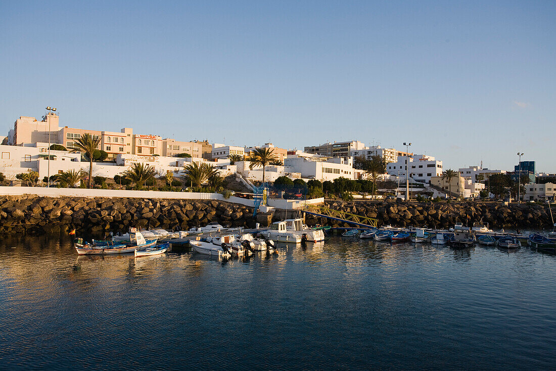 Hafen mit Fischerbooten unter wolkenlosem Himmel, Puerto del Rosario, Fuerteventura, Kanarische Inseln, Spanien, Europa