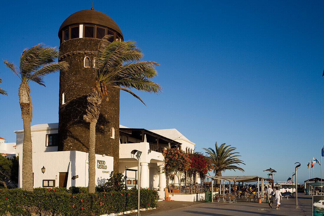 Restaurant am Hafen Puerto Castillo unter blauem Himmel, Castillo de Fustes, Costa Caleta, Fuerteventura, Kanarische Inseln, Spanien, Europa