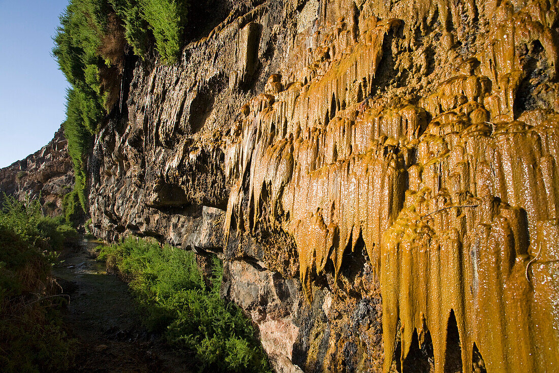 Blick auf Wasserfall mit Sinterfahnen, … – Bild kaufen – 70263550 ❘  lookphotos