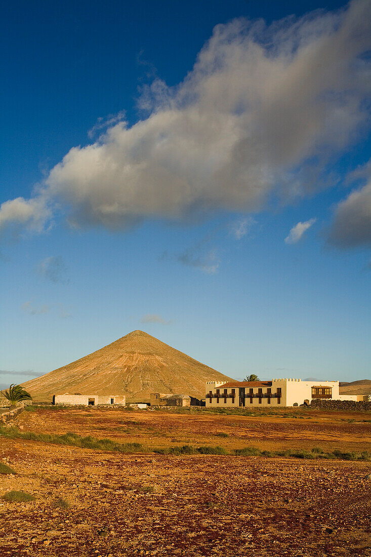 Der erloschene Vulkan Montana Oliva hinter dem historischen Gebäude Casa de Los Coroneles, La Oliva, Fuerteventura, Kanarische Inseln, Spanien, Europa