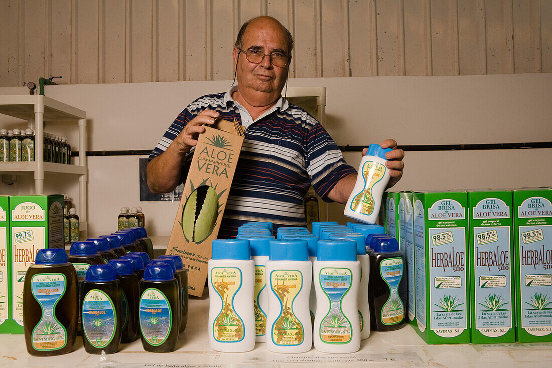 Geschäftsführer Juan Rodriguez Marrero with Aloe Vera Produkten, Valles de Ortega, Fuerteventura, Kanarische Inseln, Spanien, Europa