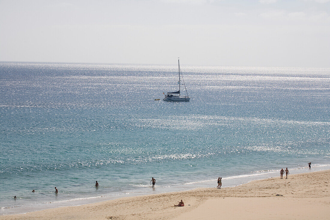 Menschen am Strand im Sonnenlicht, Playa del Matorral, Playa de Jandia, Morro Jable, Halbinsel Jandia, Fuerteventura, Kanarische Inseln, Spanien, Europa