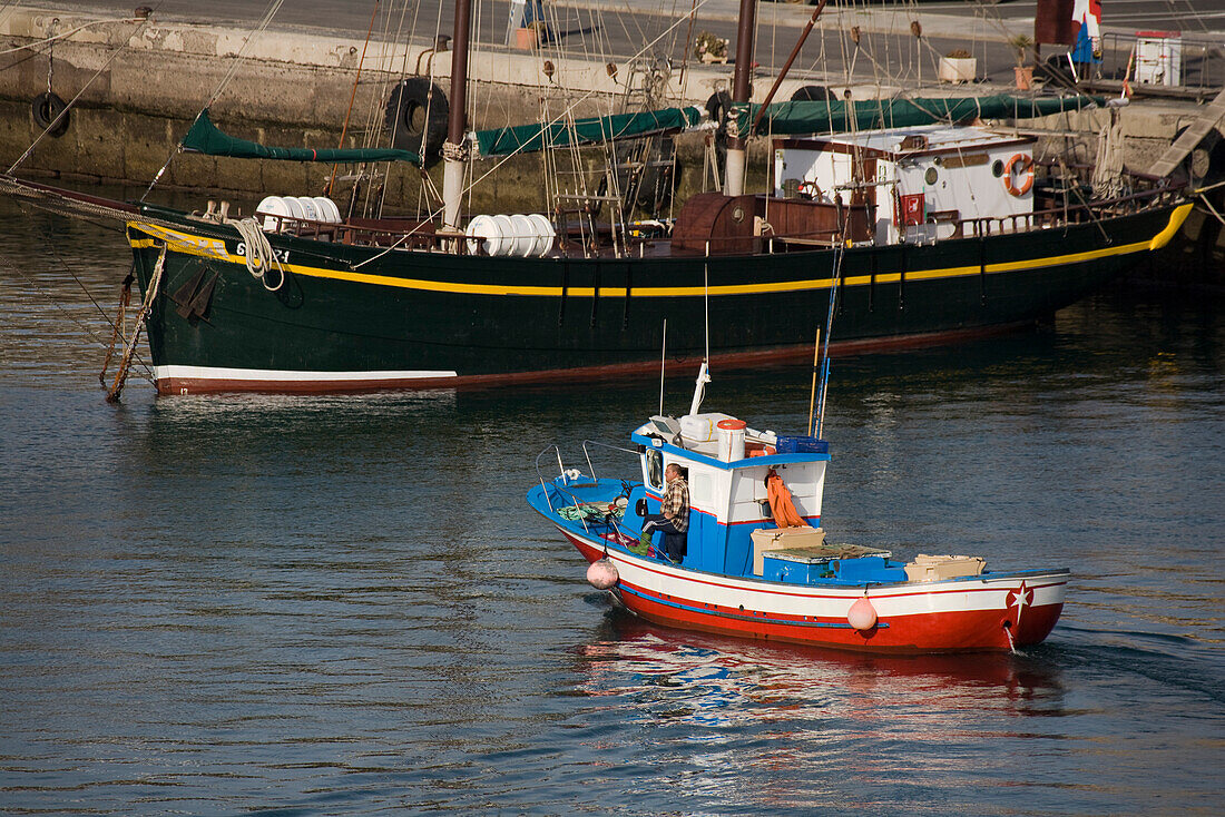 Fishing boat at the harbour of Morro Jable, Jandia peninsula, Fuerteventura, Canary Islands, Spain, Europe