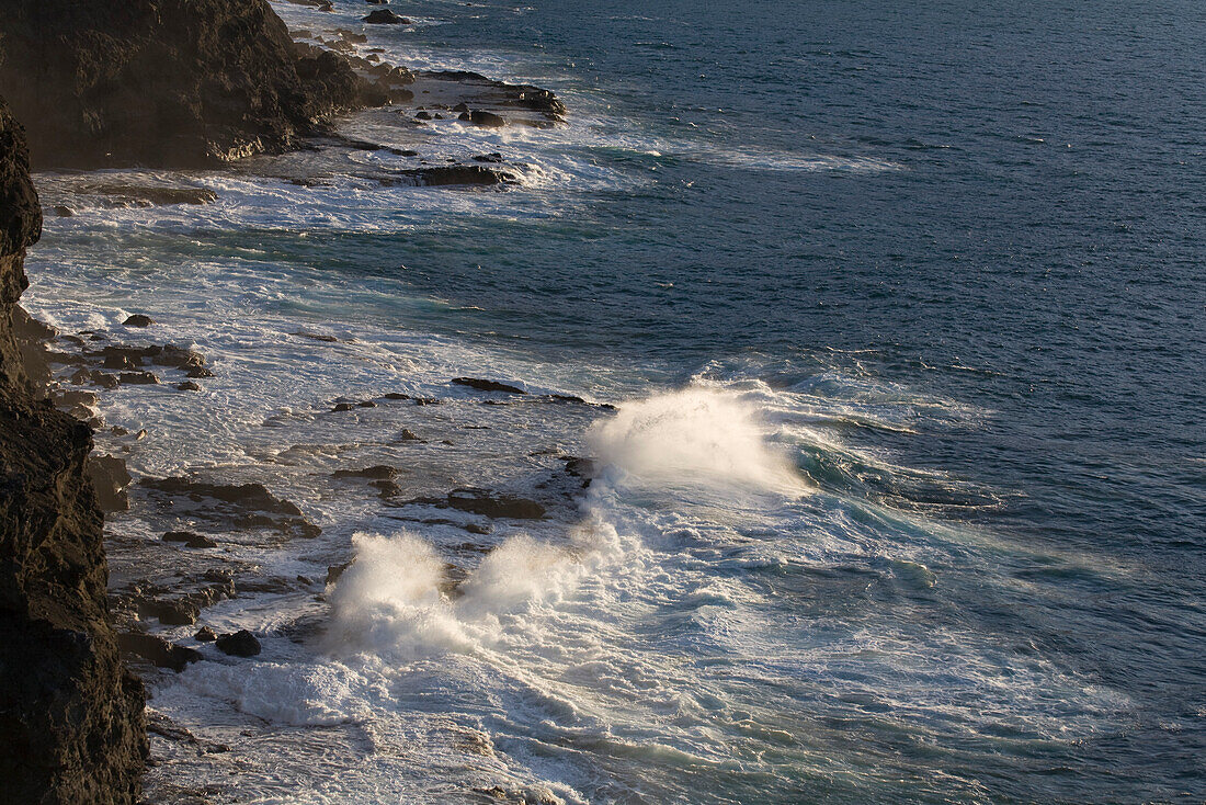 Surge off the steep coast, Parque Natural de Tamadaba, West coast, Gran Canaria, Canary Islands, Spain, Europe