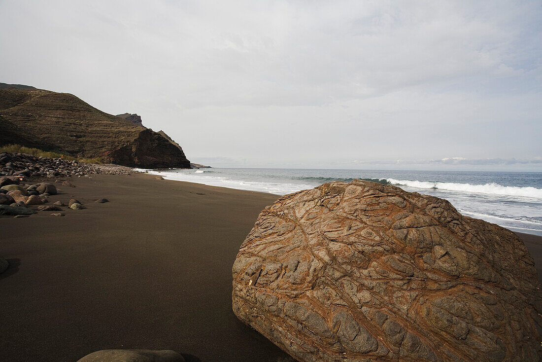 Der einsame Strand von El Risco unter Wolkenhimmel, Naturpark Tamadaba, Westküste, Gran Canaria, Kanarische Inseln, Spanien, Europa