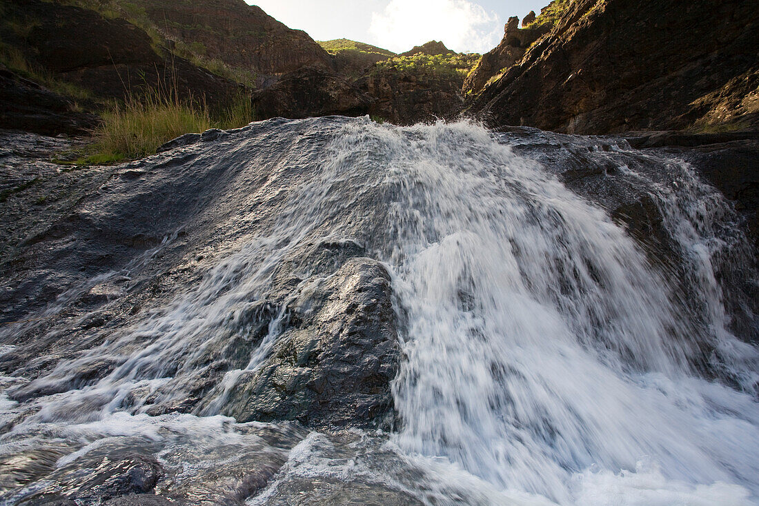 Wasserfall im Gebirge, Barranco del Charco Azul, Tal von El Risco, Naturpark Tamadaba, Gran Canaria, Kanarische Inseln, Spanien, Europa