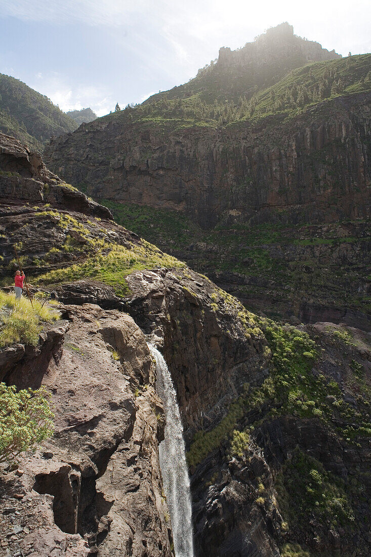 Wanderer im Gebirge am Wasserfall Cascada El Palmar, Tal von El Risco, Naturpark Tamadaba, Gran Canaria, Kanarische Inseln, Spanien, Europa