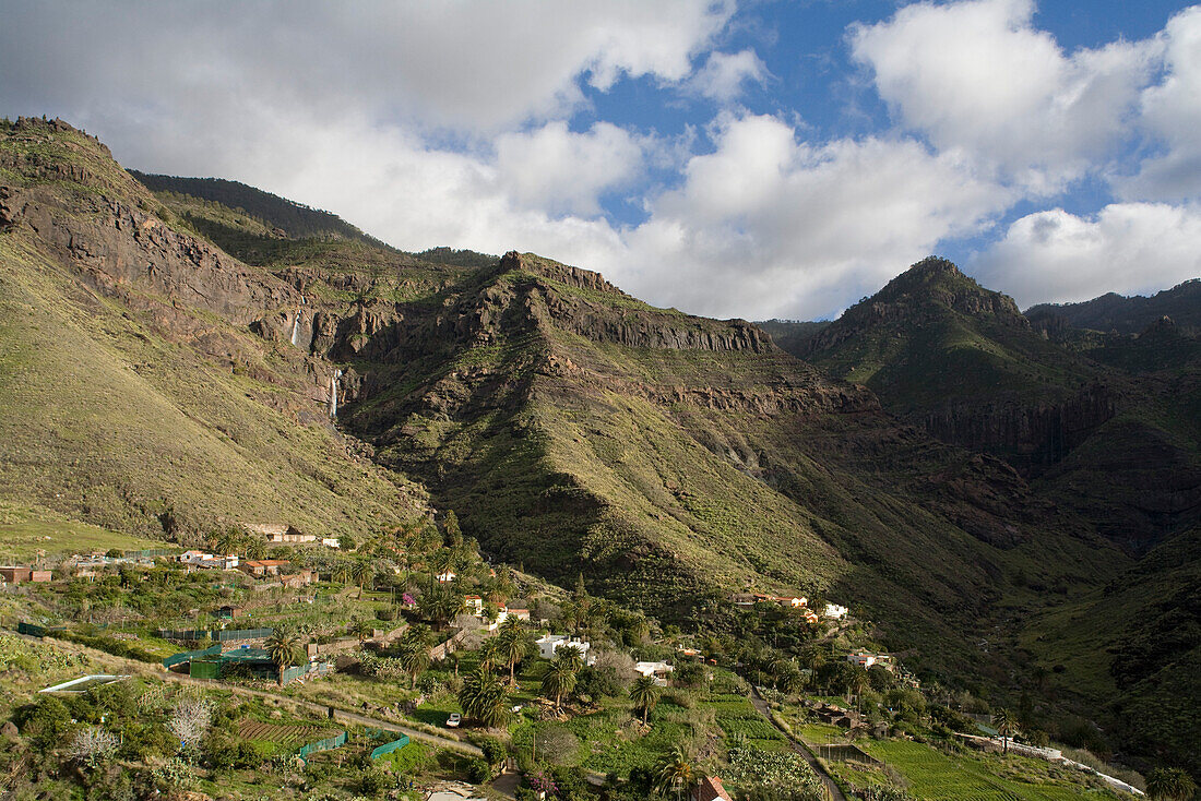 Bergdorf vor dem Wasserfall Cascada Juan Jorro, Tal von El Risco, Naturpark Tamadaba, Gran Canaria, Kanarische Inseln, Spanien, Europa