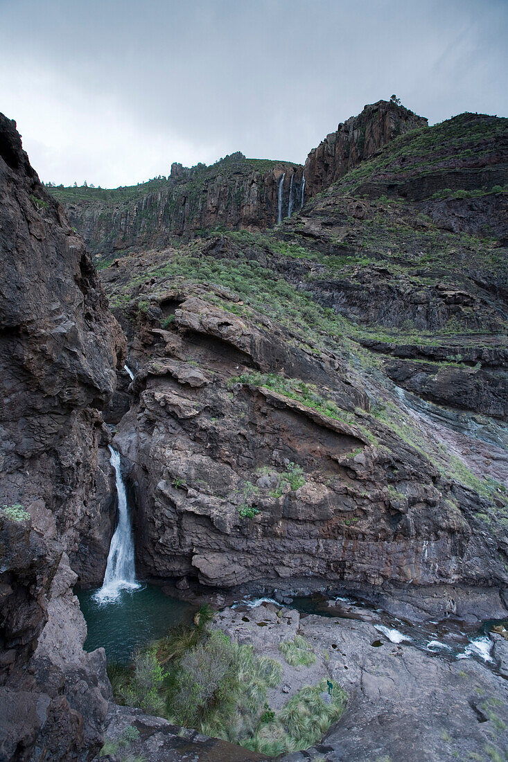 Wasserfall über der Lagune Charco Azul im Gebirge, Tal von El Risco, Naturpark Tamadaba, Gran Canaria, Kanarische Inseln, Spanien, Europa
