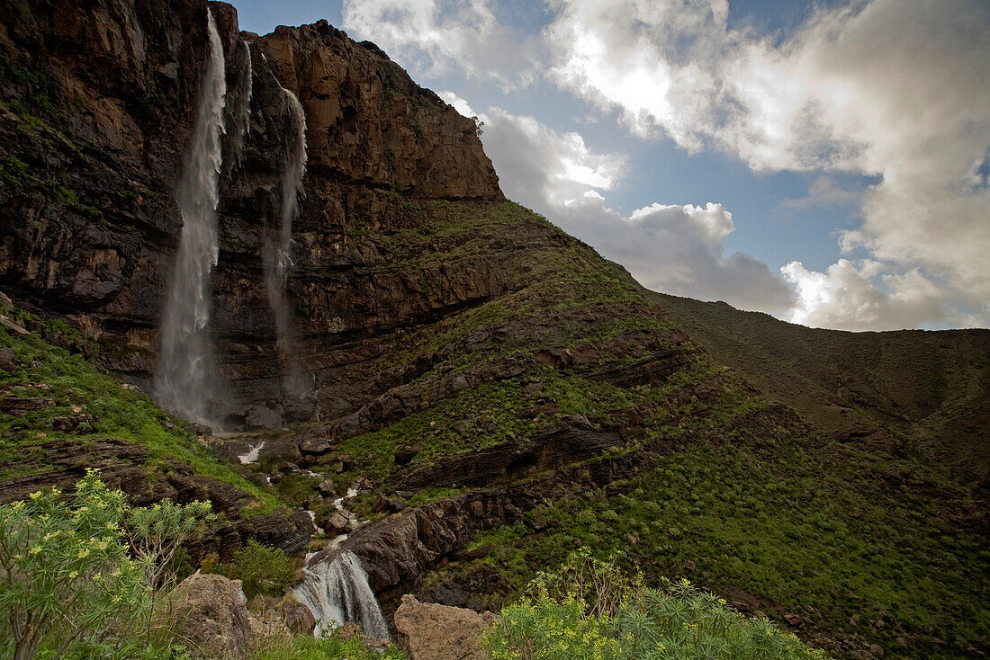 Wasserfall Cascada el Escobar unter Wolkenhimmel, Tal von El Risco, Parque Natural de Tamadaba, Gran Canaria, Kanarische Inseln, Spanien, Europa