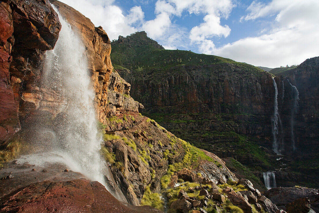 Der Wasserfall Cascada El Palmar im Sonnenlicht, Cascada el Escobar im Hintergrund, Tal von El Risco, Naturpark Tamadaba, Gran Canaria, Kanarische Inseln, Spanien, Europa