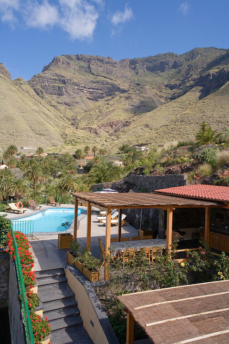 Terrasse und Pool des Ferienhauses Las Rosas im Sonnenlicht, Berg Faneque, Tal von El Risco, Naturpark Tamadaba, Gran Canaria, Kanarische Inseln, Spanien, Europa