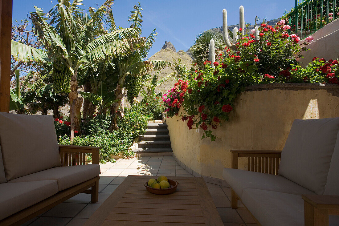 Sofas auf der schattigen Terrasse des Ferienhauses Las Rosas, Tal von El Risco, Naturpark Tamadaba, Gran Canaria, Kanarische Inseln, Spanien, Europa