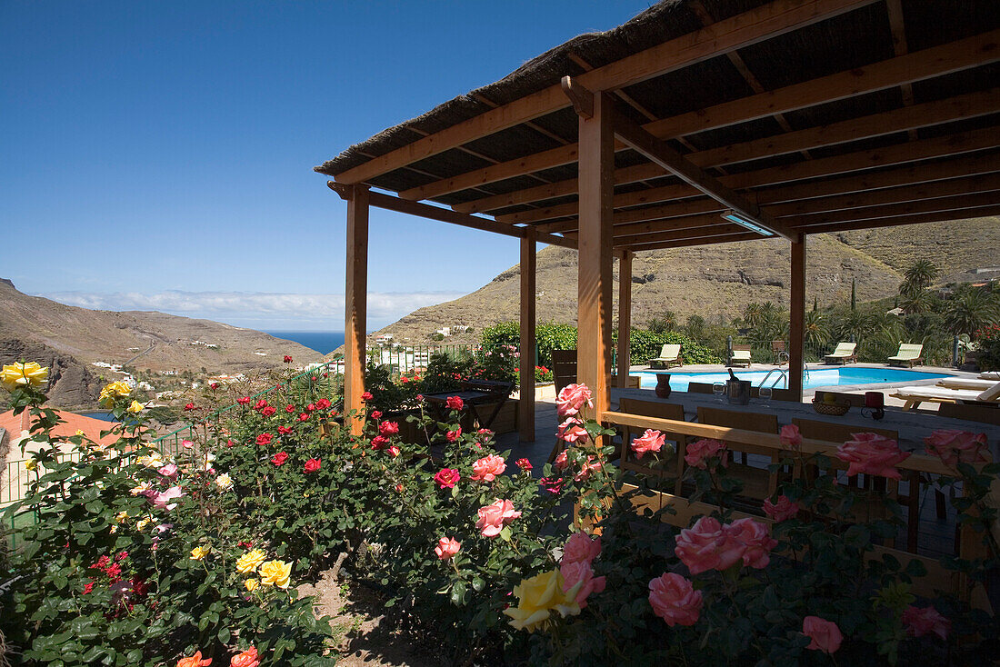 Terrasse und Pool des Ferienhauses Las Rosas unter blauem Himmel, Tal von El Risco, Naturpark Tamadaba, Gran Canaria, Kanarische Inseln, Spanien, Europa