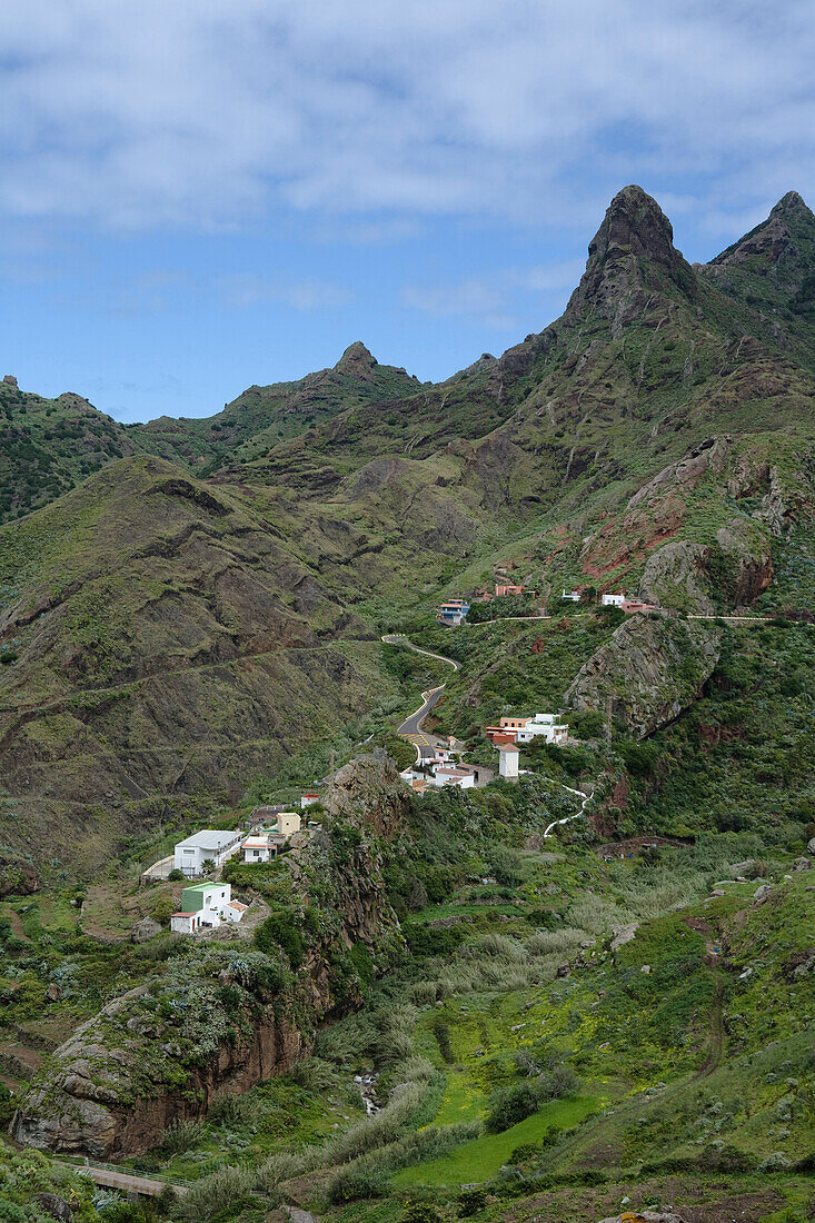 Blick auf das Bergdorf Afur in einer Schlucht unter Wolkenhimmel, Parque Rural de Anaga, Teneriffa, Kanarische Inseln, Spanien, Europa